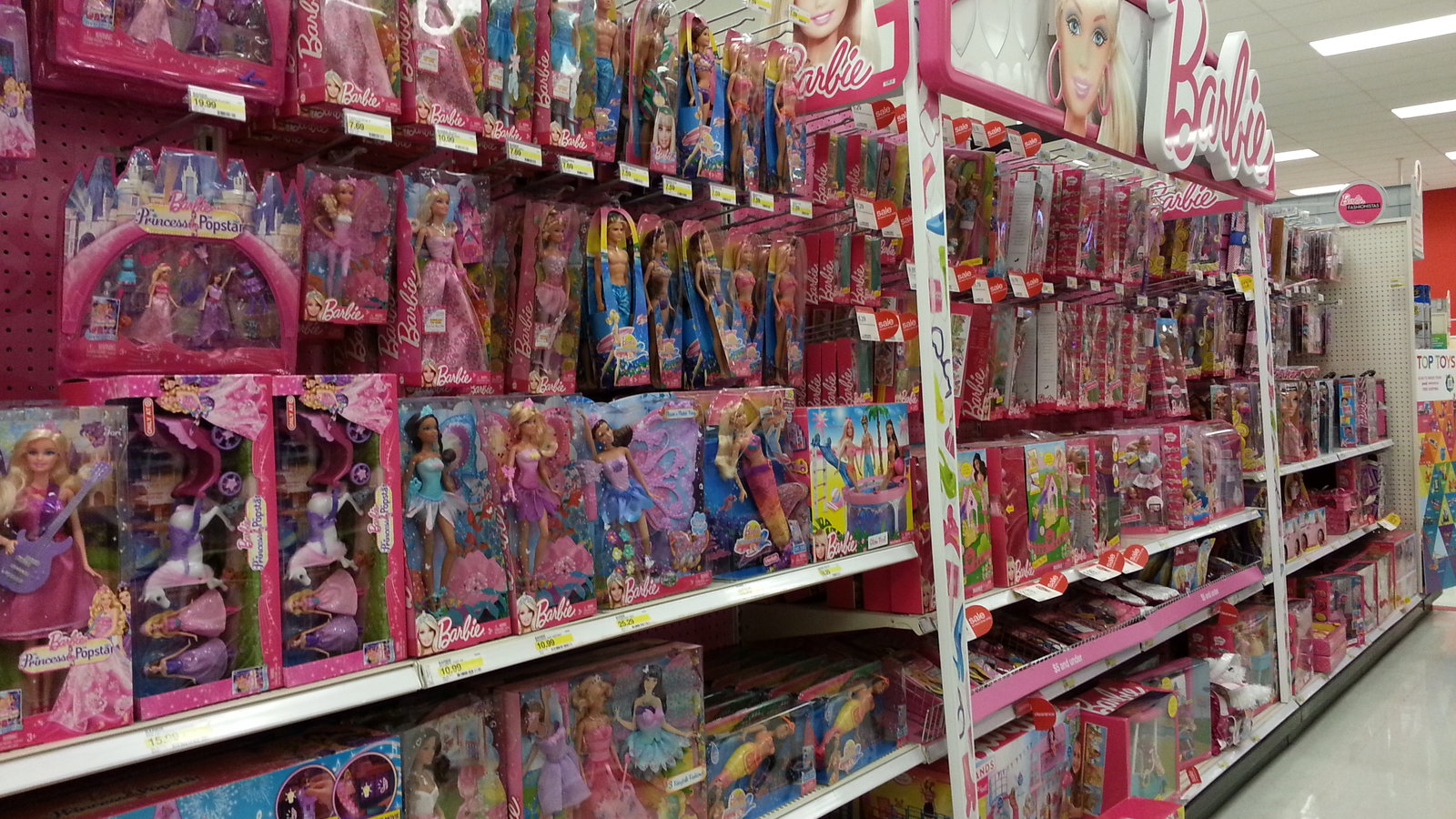 Pasadizo rosa para niñas en unos grandes almacenes de los Estados Unidos.