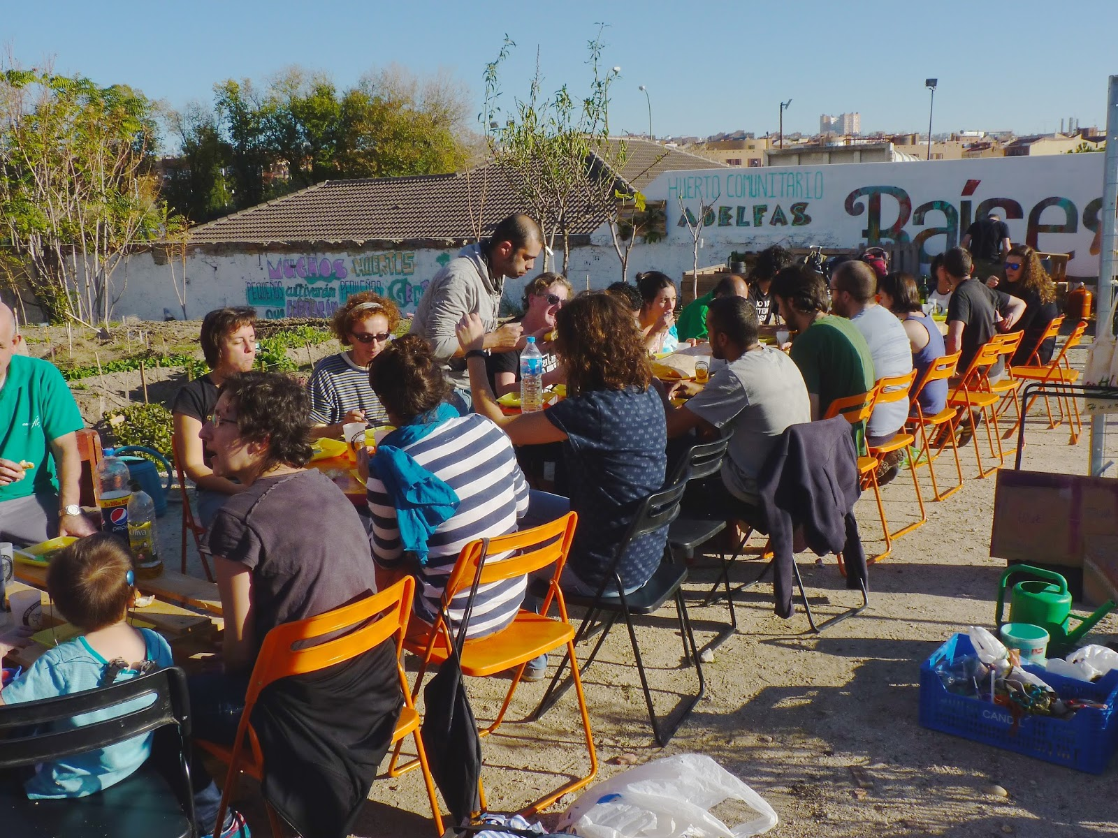 Photo of sharing a meal in Adelfas community garden. Credit: Alberto del Rio