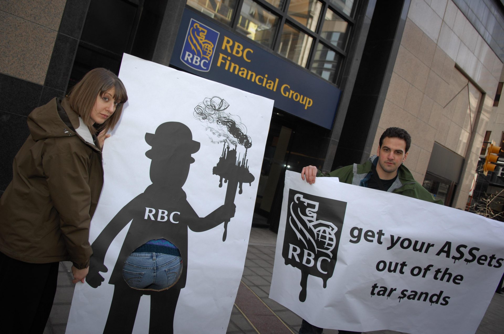 Protestors rallying outside of Royal Bank of Canada's (RBC's) Annual general Shareholder meeting (AGM) in Toronto to demand end to financing tarsands. Credit: Tavis Ford/Flickr | CC 2.0